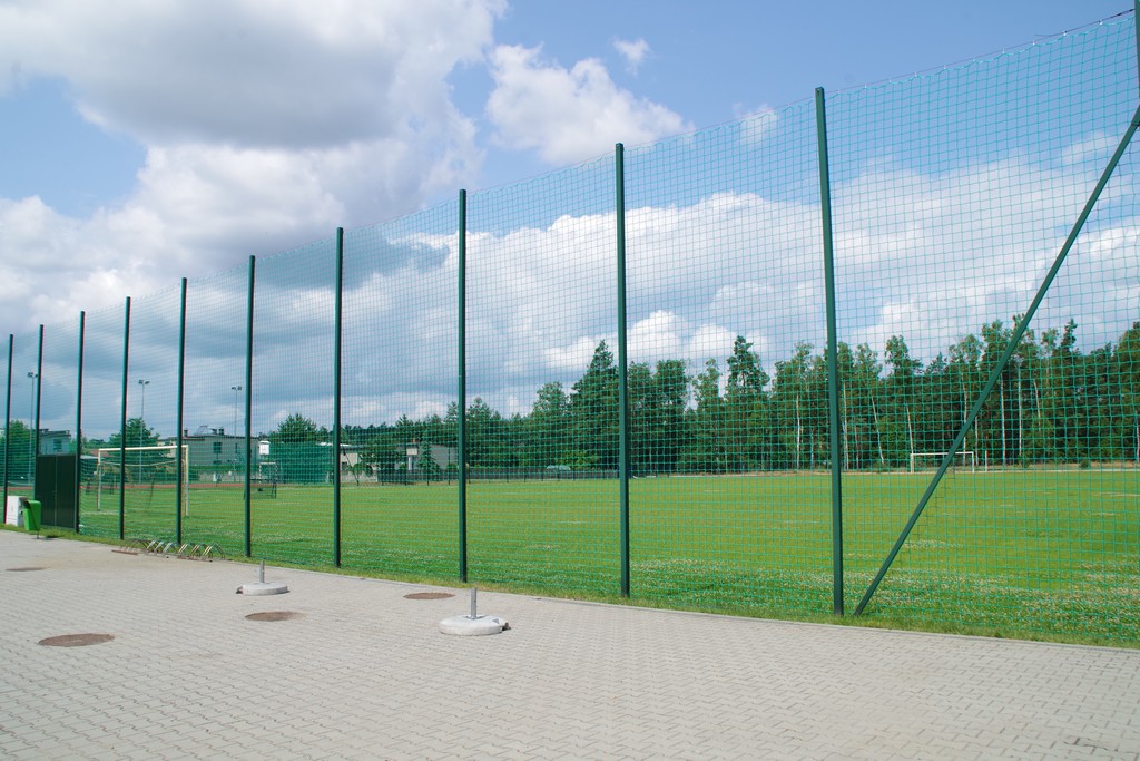 fotografia przedstawia widok piłkochwytów na boiskach LKS Małapanew Kuczów